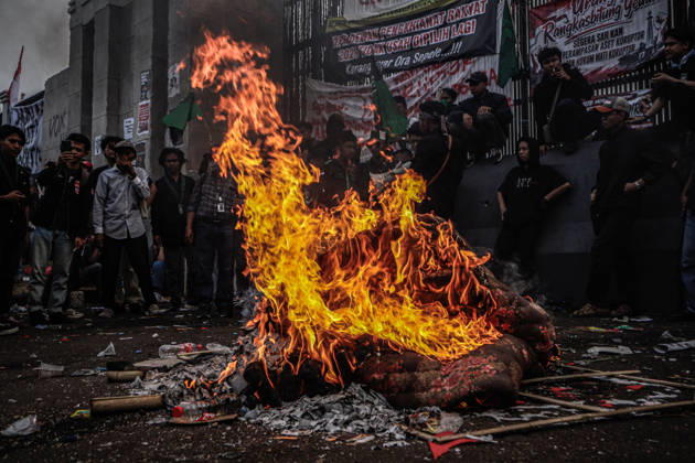 August 27, 2026, Jakarta, Dki Jakarta, Indonesia: August 27, 2026, A crowd staged a protest in front of the DPR MPR Building complex in Jakarta on Thursday. The protest called for the eradication of corruption and the passage of the Asset Forfeiture Bill. Jakarta Indonesia  - ZUMAf198 20260827_zip_f198_010 Copyright: xMuhammadxFebriansyahx