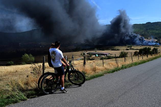 A major fire broke out in the commune of Brossainc in the Ardèche department, within the Pilat Regional Natural Park. The fire started at a car scrapyard near a residential area, causing numerous vehicle explosions. Several hectares of vegetation were also burned. Photo taken on Thursday, August 27, 2026, by Romain Doucelin, Bestimage, Brossainc, France  Copyright: xRomainxDoucelinx xBestimagexRomainxDoucelinx xBestimagex