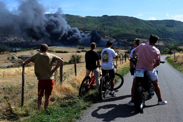 A major fire broke out in the commune of Brossainc in the Ardèche department, within the Pilat Regional Natural Park. The fire started at a car scrapyard near a residential area, causing numerous vehicle explosions. Several hectares of vegetation were also burned. Photo taken on Thursday, August 27, 2026, by Romain Doucelin, Bestimage, Brossainc, France  Copyright: xRomainxDoucelinx xBestimagexRomainxDoucelinx xBestimagex