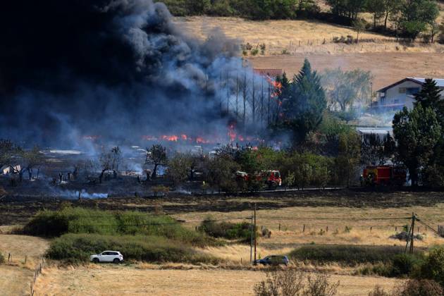 Major fire in the municipality of Brossainc in the Ardèche department, within the Pilat Regional Natural Park. The fire started at a car scrapyard near a residential area, causing numerous vehicle explosions. Several hectares of vegetation were also burned. Photo taken on Thursday, August 27, 2026, during the fire department’s response. Romain Doucelin, Bestimage, Brossainc, France  Copyright: xRomainxDoucelinx xBestimagexRomainxDoucelinx xBestimagex