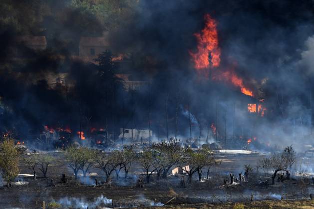 A major fire broke out in the town of Brossainc in the Ardèche department, within the Pilat Regional Natural Park. The fire started at a car scrapyard near a residential area, with numerous vehicle explosions. Several hectares of vegetation were also burned. Photo taken on Thursday, August 27, 2026. Romain Doucelin, Bestimage, Brossainc, France  Copyright: xRomainxDoucelinx xBestimagexRomainxDoucelinx xBestimagex
