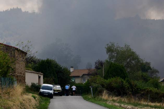 A major fire broke out in the town of Brossainc in the Ardèche department, within the Pilat Regional Natural Park. The fire started at a car scrapyard near a residential area, with numerous vehicle explosions. Several hectares of vegetation were also burned. Photo taken on Thursday, August 27, 2026, by Romain Doucelin, Bestimage, Brossainc, France  Copyright: xRomainxDoucelinx xBestimagexRomainxDoucelinx xBestimagex