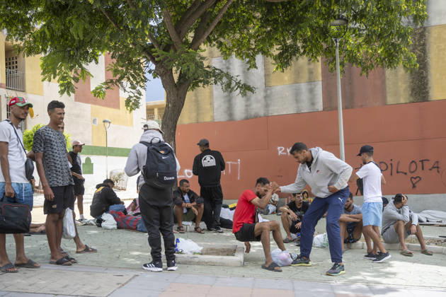 Migrants Survive on the Streets of the Loma Colmenar Neighborhood in Ceuta Several migrants on the streets of the Loma Colmenar neighborhood, August 27, 2026, in Ceuta, Spain. Residents of the Loma Colmenar neighborhood report that the situation is unsustainable, marked by fights, vulnerable minors, and people sleeping on the streets. AUGUST 27, 2026 MIGRATION CRISIS Ceuta, Spain  Copyright: xMarcosxMorenox 7734701
