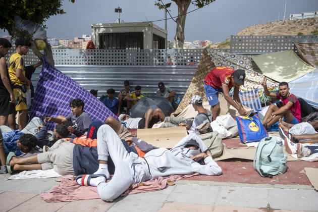 Migrants Survive on the Streets of the Loma Colmenar Neighborhood in Ceuta Several migrants on the streets of the Loma Colmenar neighborhood, August 27, 2026, in Ceuta, Spain. Residents of the Loma Colmenar neighborhood report that the situation is unsustainable, marked by fights, vulnerable minors, and people sleeping on the street. AUGUST 27, 2026 MIGRATION CRISIS Ceuta, Spain  Copyright: xMarcosxMorenox 7734706