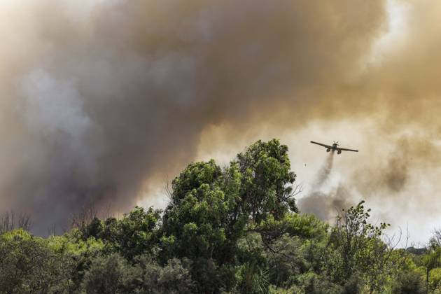 Several fire crews and aerial resources have been deployed to a fire in Gola de Pujol, in El Saler, Valencia. An aircraft is assisting in the effort to extinguish a wildfire on August 27, 2026, in Gola de Pujol, El Saler, Valencia, Valencian Community, Spain. Three aerial resources and six crews from the Valencia Municipal Fire Department are working to extinguish a fire that broke out in Gola de Pujol, within the Devesa de El Saler, a protected area belonging to the Albufera Natural Park. The fire has already forced the preventive evacuation of Tower 1 of the residential complex in the Devesa de El Saler area and the parking lot, and has led to the preventive closure of the CV 500 highway, which connects this natural area with Valencia. A  Copyright: xRoberxSolsonax 7734728