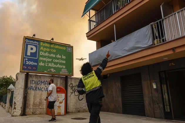 Several fire crews and aerial resources have been deployed to a fire in Gola de Pujol, in El Saler, Valencia. Firefighters evacuate El Saler due to a wildfire on August 27, 2026, in Gola de Pujol, El Saler, Valencia, Valencian Community, Spain. Three aerial resources and six crews from the Valencia Municipal Fire Department are working to extinguish a fire that broke out in Gola de Pujol, within the Devesa de El Saler, a protected area belonging to the Albufera Natural Park, which has already forced preventive evacuations of Tower 1 of the residential complex in the Devesa de El Saler area and the parking lot, and has led to the precautionary closure of the CV 500 highway, which connects this natural area with Valencia AUGUST 27, 2026 FORE  Copyright: xRoberxSolsonax 7734739