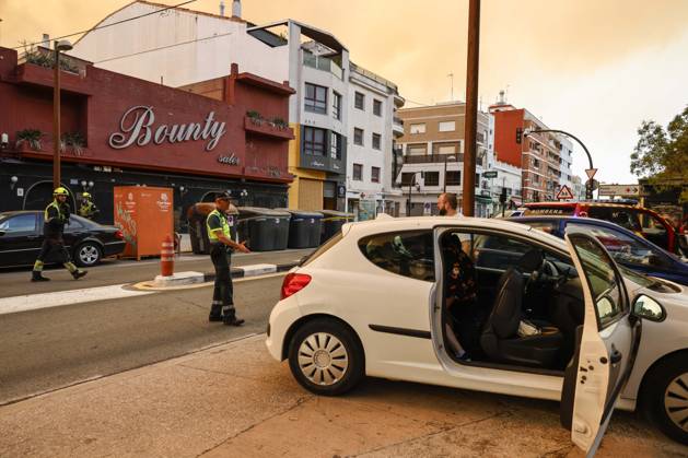 Several fire crews and aerial resources have been mobilized to fight a fire in Gola de Pujol, in El Saler, Valencia. Local police are evacuating El Saler due to a wildfire on August 27, 2026, in Gola de Pujol, El Saler, Valencia, Valencian Community, Spain. Three aerial resources and six crews from the Valencia Municipal Fire Department are working to extinguish a fire that broke out in Gola de Pujol, within the Devesa de El Saler, a protected area belonging to the Albufera Natural Park, which has already necessitated precautionary evacuations of Tower 1 in the Devesa de El Saler residential area and the parking lot, and has led to the precautionary closure of Highway CV 500, which connects this natural area with Valencia. AUGUST 27, 2026  Copyright: xRoberxSolsonax 7734750