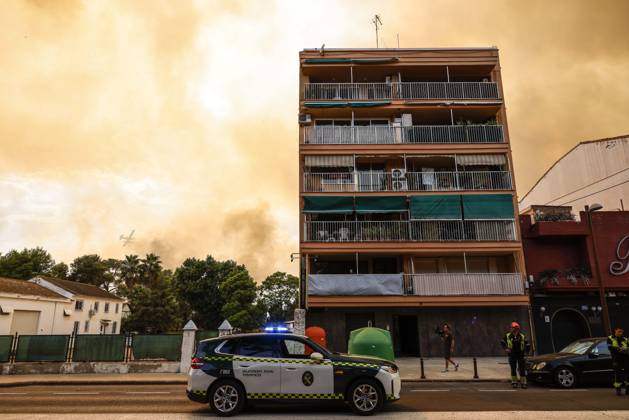 Several fire crews and aerial resources have been mobilized to fight a fire in Gola de Pujol, in El Saler, Valencia. Local police are evacuating El Saler due to a wildfire on August 27, 2026, in Gola de Pujol, El Saler, Valencia, Valencian Community, Spain. Three aerial resources and six crews from the Valencia Municipal Fire Department are working to extinguish a fire that broke out in Gola de Pujol, within the Devesa de El Saler, a protected area belonging to the Albufera Natural Park, which has already necessitated precautionary evacuations of Tower 1 in the Devesa de El Saler residential area and the parking lot, and has led to the precautionary closure of Highway CV 500, which connects this natural area with Valencia. AUGUST 27, 2026  Copyright: xRoberxSolsonax 7734751