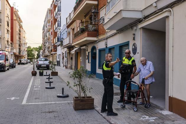 Several fire crews and aerial resources have been mobilized to fight a fire in Gola de Pujol, in El Saler, Valencia. Local police are evacuating El Saler due to a wildfire on August 27, 2026, in Gola de Pujol, El Saler, Valencia, Valencian Community, Spain. Three aerial resources and six crews from the Valencia Municipal Fire Department are working to extinguish a fire that broke out in Gola de Pujol, within the Devesa de El Saler, a protected area belonging to the Albufera Natural Park, which has already necessitated precautionary evacuations of Tower 1 in the Devesa de El Saler residential area and the parking lot, and has led to the precautionary closure of Highway CV 500, which connects this natural area with Valencia. AUGUST 27, 2026  Copyright: xRoberxSolsonax 7734752