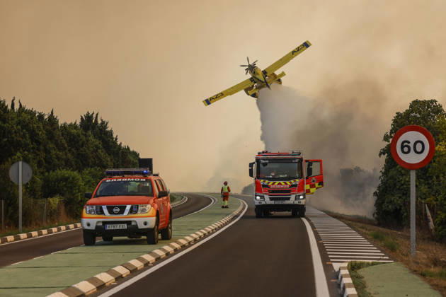Several fire crews and aerial resources have been deployed to a fire in the Gola de Pujol, in El Saler, Valencia. An airplane and fire trucks during efforts to extinguish a wildfire on August 27, 2026, in Gola de Pujol, El Saler, Valencia, Valencian Community, Spain. Three aerial resources and six crews from the Valencia Municipal Fire Department are working to extinguish a fire that broke out in Gola de Pujol, within the Devesa de El Saler, a protected area belonging to the Albufera Natural Park, which has already necessitated preventive evacuations of Tower 1 of the residential complex in the Devesa de El Saler area and the parking lot, and has led to the preventive closure of the CV 500 highway, which connects this natural area with Val  Copyright: xRoberxSolsonax 7734760