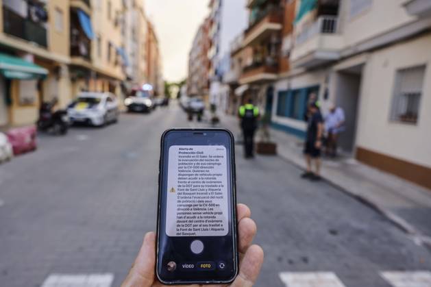 Several fire crews and aerial resources have been deployed to a fire in Gola de Pujol, in El Saler, Valencia. An alert message was sent to cell phones by Civil Protection due to a wildfire on August 27, 2026, in Gola de Pujol, El Saler, Valencia, Valencian Community, Spain. Three aerial resources and six crews from the Valencia Municipal Fire Department are working to extinguish a fire that broke out in Gola de Pujol, within the Devesa de El Saler, a protected area belonging to the Albufera Natural Park. The fire has already necessitated preventive evacuations of Tower 1 of the residential complex in the Devesa de El Saler area and the parking lot, and has led to the preventive closure of the CV 500 highway, which connects this natural are  Copyright: xRoberxSolsonax 7734765