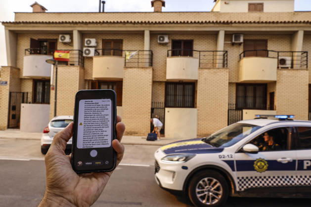 Several fire crews and aerial resources have been deployed to a fire in Gola de Pujol, in El Saler, Valencia. An alert message was sent to cell phones by Civil Protection due to a wildfire on August 27, 2026, in Gola de Pujol, El Saler, Valencia, Valencian Community, Spain. Three aerial resources and six crews from the Valencia Municipal Fire Department are working to extinguish a fire that broke out in Gola de Pujol, within the Devesa de El Saler, a protected area belonging to the Albufera Natural Park. The fire has already necessitated preventive evacuations of Tower 1 of the residential complex in the Devesa de El Saler area and the parking lot, and has led to the preventive closure of the CV 500 highway, which connects this natural are  Copyright: xRoberxSolsonax 7734766
