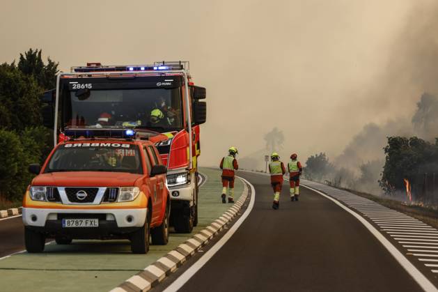 Several fire crews and aerial resources have been deployed to a fire in the Gola de Pujol, in El Saler, Valencia. Firefighters extinguishing a wildfire on August 27, 2026, in Gola de Pujol, El Saler, Valencia, Valencian Community, Spain. Three aerial resources and six crews from the Valencia Municipal Fire Department are working to extinguish a fire that broke out in Gola de Pujol, within the Devesa de El Saler, a protected area belonging to the Albufera Natural Park, which has already necessitated preventive evacuations of Tower 1 of the residential complex in the Devesa de El Saler area and the parking lot, and has led to the preventive closure of the CV 500 highway, which connects this natural area with Valencia AUGUST 27, 2026 FOREST F  Copyright: xRoberxSolsonax 7734754