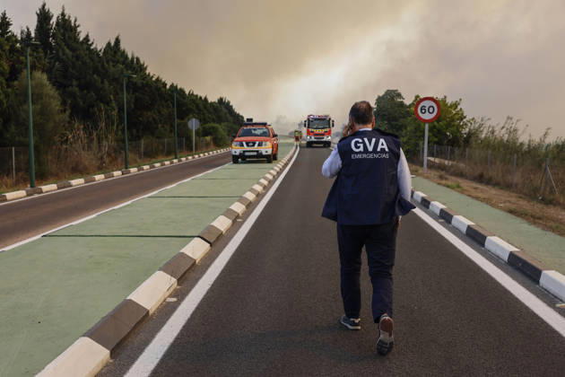 Several fire crews and aerial resources have been deployed to a fire in the Gola de Pujol, in El Saler, Valencia. Firefighters extinguishing a wildfire on August 27, 2026, in Gola de Pujol, El Saler, Valencia, Valencian Community, Spain. Three aerial resources and six crews from the Valencia Municipal Fire Department are working to extinguish a fire that broke out in Gola de Pujol, within the Devesa de El Saler, a protected area belonging to the Albufera Natural Park, which has already necessitated preventive evacuations of Tower 1 of the residential complex in the Devesa de El Saler area and the parking lot, and has led to the preventive closure of the CV 500 highway, which connects this natural area with Valencia AUGUST 27, 2026 FOREST F  Copyright: xRoberxSolsonax 7734755