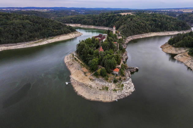 Low water level at the Otava and Lomnice rivers confluence at the Orlik Reservoir, on August 27, 2026, Zvikovske Podhradi, Czech Republic. (CTKxPhoto VaclavxPancer) CTKPhotoP2026082706485  CTKPhotoP2026082706485
