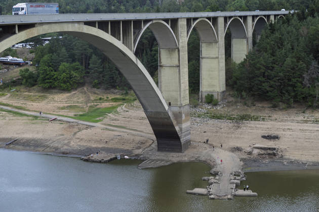 Low water level at the Orlik Reservoir, In Temesvar, Czech Republic, August 27, 2026. Pictured Podolsky (Podolsko) bridge. (CTKxPhoto VaclavxPancer) CTKPhotoP2026082707012  CTKPhotoP2026082707012