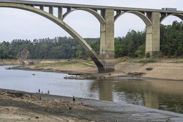 Low water level at the Orlik Reservoir, In Temesvar, Czech Republic, August 27, 2026. Pictured Podolsky (Podolsko) bridge. (CTKxPhoto VaclavxPancer) CTKPhotoP2026082707039  CTKPhotoP2026082707039