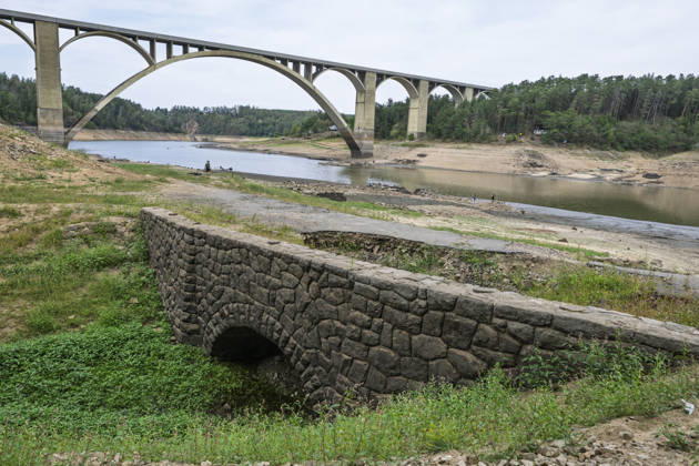 Low water level at the Orlik Reservoir, In Temesvar, Czech Republic, August 27, 2026. Pictured Podolsky (Podolsko) bridge. (CTKxPhoto VaclavxPancer) CTKPhotoP2026082707046  CTKPhotoP2026082707046