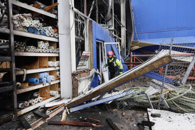 A rescuer works at an Epicenter hypermarket in the Osnovianskyi district, destroyed by a Russian drone attack, Kharkiv, Ukraine, August 27, 2026. A 40-year-old man was killed, and four others were injured in the strike. (Photo by Viacheslav Madiievskyi Ukrinform) Russian drone attacks home improvement hypermarket in Kharkiv  Copyright: xViacheslavxMadiievskyix