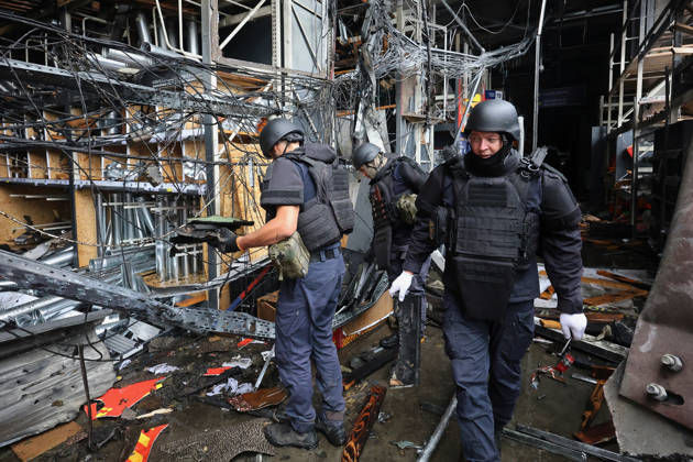 State Emergency Service rescuers work in an Epicenter hypermarket in the Osnovianskyi district, destroyed by a Russian drone attack, Kharkiv, Ukraine, August 27, 2026. A 40-year-old man was killed, and four others were injured in the strike. (Photo by Viacheslav Madiievskyi Ukrinform) Russian drone attacks home improvement hypermarket in Kharkiv  Copyright: xViacheslavxMadiievskyix