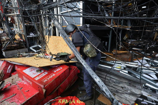 A rescuer works at an Epicenter hypermarket in the Osnovianskyi district, destroyed by a Russian drone attack, Kharkiv, Ukraine, August 27, 2026. A 40-year-old man was killed, and four others were injured in the strike. (Photo by Viacheslav Madiievskyi Ukrinform) Russian drone attacks home improvement hypermarket in Kharkiv  Copyright: xViacheslavxMadiievskyix