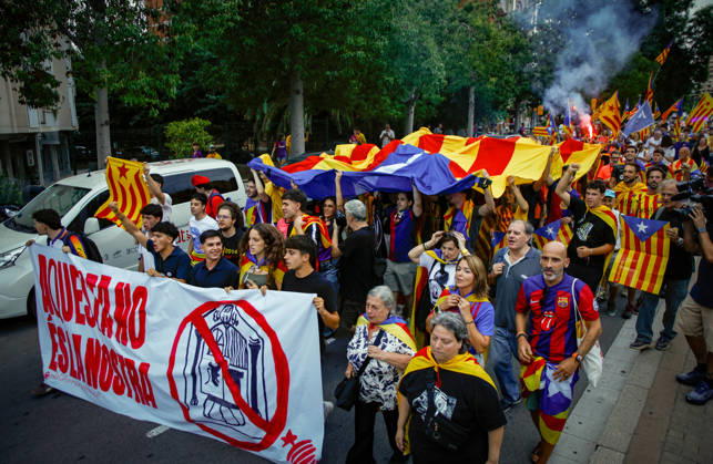 ANC Protest Outside Camp Nou Several people during a protest outside Camp Nou on August 27, 2026, in Barcelona, Catalonia, Spain. The rally was organized by the Catalan National Assembly (ANC) as an act of celebration of the estelada flag. The demonstration comes in response to the FC Barcelona board’s decision to cancel the tribute to the players who won the World Cup with the Spanish national team during this Thursday’s La Liga match against Athletic at Spotify Camp Nou AUGUST 27, 2026 INDEPENDENCE MOVEMENT NATIONAL SOCCER TEAM Kike Rincó Barcelona, Catalonia Barcelona, Catalonia, Spain  Copyright: xKikexRinconx 7734850