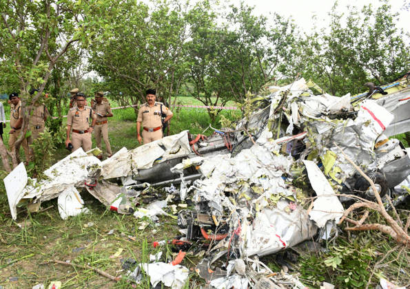 A twin-engine four-seater training aircraft crashes in a field in Kanpur; the instructor pilot and trainee pilot dead Kanpur, Aug 27 (ANI): Police personnel at the site after a twin-engine four-seater training aircraft crashed near the Ganga Barrage, in Kanpur on Thursday. Reportedly, the instructor pilot and trainee pilot dead. Kanpur Uttar Pradesh India Copyright: xANIx ANI_20260827075