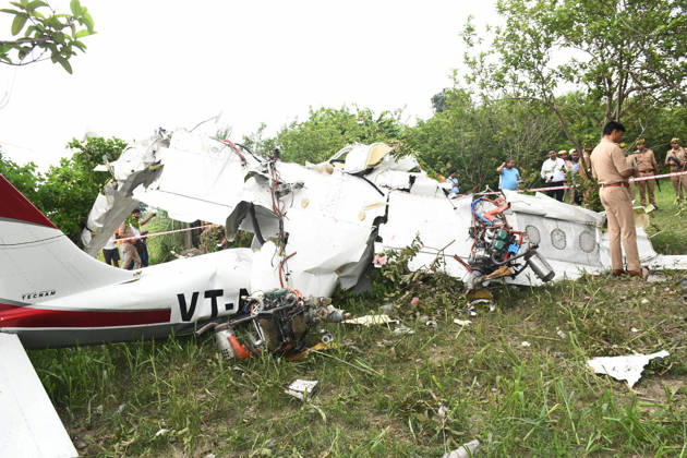 A twin-engine four-seater training aircraft crashes in a field in Kanpur; the instructor pilot and trainee pilot dead Kanpur, Aug 27 (ANI): Police personnel at the site after a twin-engine four-seater training aircraft crashed near the Ganga Barrage, in Kanpur on Thursday. Reportedly, instructor pilot and trainee pilot dead. Kanpur Uttar Pradesh India Copyright: xANIx ANI_20260827076