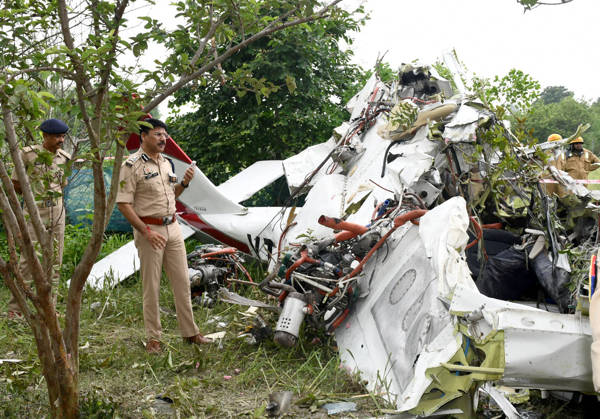 A twin-engine four-seater training aircraft crashes in a field in Kanpur; the instructor pilot and trainee pilot dead Kanpur, Aug 27 (ANI): Police personnel at the site after a twin-engine four-seater training aircraft crashed near the Ganga Barrage, in Kanpur on Thursday. Reportedly, instructor pilot and trainee pilot dead. Kanpur Uttar Pradesh India Copyright: xANIx ANI_20260827080
