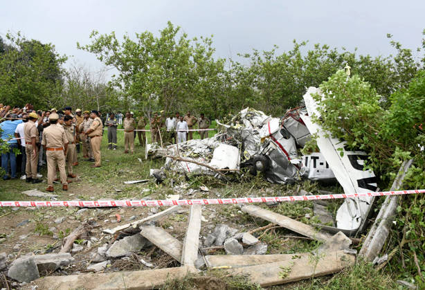 A twin-engine four-seater training aircraft crashes in a field in Kanpur; the instructor pilot and trainee pilot dead Kanpur, Aug 27 (ANI): Police personnel at the site after a twin-engine four-seater training aircraft crashed near the Ganga Barrage, in Kanpur on Thursday. Reportedly, instructor pilot and trainee pilot dead. Kanpur Uttar Pradesh India Copyright: xANIx ANI_20260827083