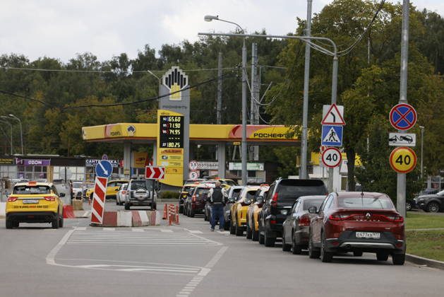 Fuel shortages hit Moscow MOSCOW, RUSSIA - AUGUST 27: Drivers queue at gas stations while others face fuel shortages in Moscow, Russia, on August 27, 2026. Severe fuel supply disruptions across the capital have led to dry pumps at several filling stations and long lines of vehicles waiting for gasoline and diesel at operational locations. Yulia Morozova Anadolu Moscow Russia. Editorial use only. Please get in touch for any other usage.  Copyright: x2026xAnadoluxYuliaxMorozovax