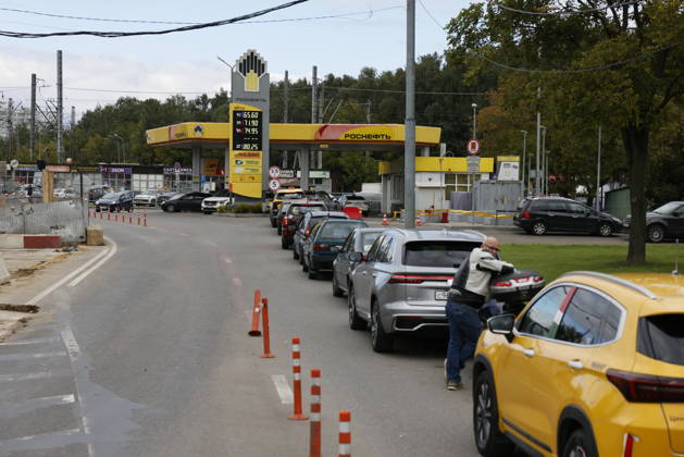 Fuel shortages hit Moscow MOSCOW, RUSSIA - AUGUST 27: Drivers queue at gas stations while others face fuel shortages in Moscow, Russia, on August 27, 2026. Severe fuel supply disruptions across the capital have led to dry pumps at several filling stations and long lines of vehicles waiting for gasoline and diesel at operational locations. Yulia Morozova Anadolu Moscow Russia. Editorial use only. Please get in touch for any other usage.  Copyright: x2026xAnadoluxYuliaxMorozovax