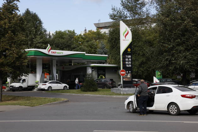 Fuel shortages hit Moscow MOSCOW, RUSSIA - AUGUST 27: Drivers queue at gas stations while others face fuel shortages in Moscow, Russia, on August 27, 2026. Severe fuel supply disruptions across the capital have led to dry pumps at several filling stations and long lines of vehicles waiting for gasoline and diesel at operational locations. Yulia Morozova Anadolu Moscow Russia. Editorial use only. Please get in touch for any other usage.  Copyright: x2026xAnadoluxYuliaxMorozovax