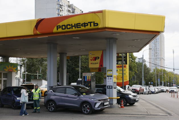 Fuel shortages hit Moscow MOSCOW, RUSSIA - AUGUST 27: Drivers queue at gas stations while others face fuel shortages in Moscow, Russia, on August 27, 2026. Severe fuel supply disruptions across the capital have led to dry pumps at several filling stations and long lines of vehicles waiting for gasoline and diesel at operational locations. Yulia Morozova Anadolu Moscow Russia. Editorial use only. Please get in touch for any other usage.  Copyright: x2026xAnadoluxYuliaxMorozovax