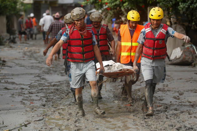 Nepal Disaster: The Second Day Of Devastation, Rescue And Recovery Security personnel collect the bodies of flood victims in Nuwakot, Nepal, on August 27, 2026, following an outburst of a glacial lake in Tibet. Rescue and recovery operations continue in the flood-affected area as authorities search for victims and assess the extent of the damage. Nuwakot Nepal  Copyright: xSanjitxPariyarx originalFilename: pariyar-notitle260827_npw1U.jpg