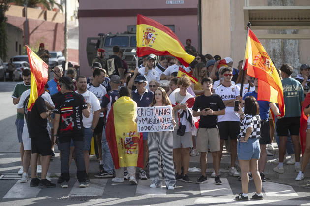 Protest Against Migrants in Ceuta: Several people during a demonstration to protest the situation caused by the mass arrival of migrants, on August 27, 2026, in Ceuta, Spain. Protesters attempted to block Red Cross volunteers from distributing food bags to migrants on Trampolín Beach and caused disturbances on Benítez Beach in Ceuta, which led to police charges, after they broke into the migrant encampments where people spend the night in the area and caused damage, including the burning of belongings. AUGUST 27, 2026 MIGRATION CRISIS Ceuta, Spain  Copyright: xMarcosxMorenox 7735001