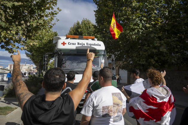 Protest Against Migrants in Ceuta: Several people during a demonstration to protest the situation caused by the mass arrival of migrants, on August 27, 2026, in Ceuta, Spain. Protesters attempted to block Red Cross volunteers from distributing food bags to migrants on Trampolín Beach and caused disturbances on Benítez Beach in Ceuta, which led to police charges, after they broke into the migrant encampments where people spend the night in the area and caused damage, including the burning of belongings. AUGUST 27, 2026 MIGRATION CRISIS Ceuta, Spain  Copyright: xMarcosxMorenox 7735003