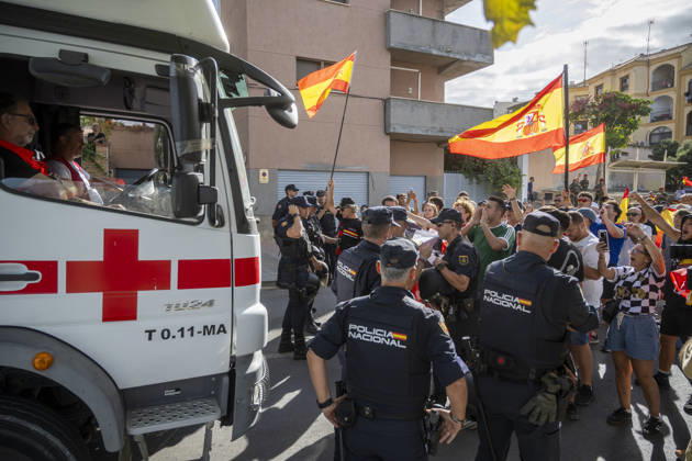 Protest Against Migrants in Ceuta: Several people during a demonstration to protest the situation caused by the mass arrival of migrants, on August 27, 2026, in Ceuta, Spain. Protesters attempted to block Red Cross volunteers from distributing food bags to migrants on Trampolín Beach and caused disturbances on Benítez Beach in Ceuta, which led to police charges, after they broke into the migrant encampments where people spend the night in the area and caused damage, including the burning of belongings. AUGUST 27, 2026 MIGRATION CRISIS Ceuta, Spain  Copyright: xMarcosxMorenox 7735005