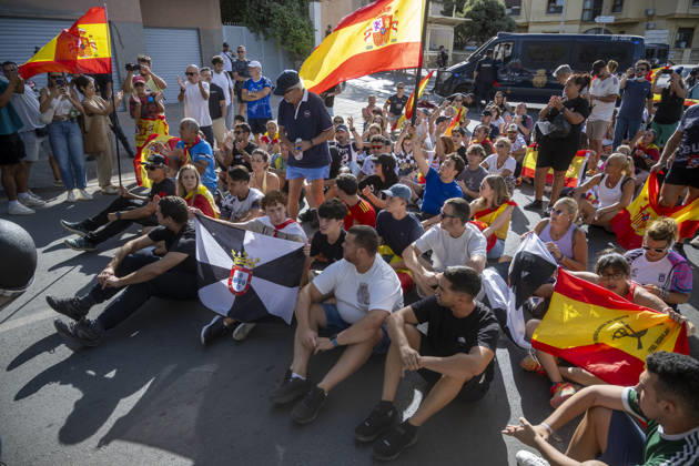 Protest Against Migrants in Ceuta: Several people during a demonstration to protest the situation caused by the mass arrival of migrants, on August 27, 2026, in Ceuta, Spain. Protesters attempted to block Red Cross volunteers from distributing food bags to migrants on Trampolín Beach and caused disturbances on Benítez Beach in Ceuta, which led to police charges, after they broke into the migrant encampments where people spend the night in the area and caused damage, including the burning of belongings. AUGUST 27, 2026 MIGRATION CRISIS Ceuta, Spain  Copyright: xMarcosxMorenox 7735006