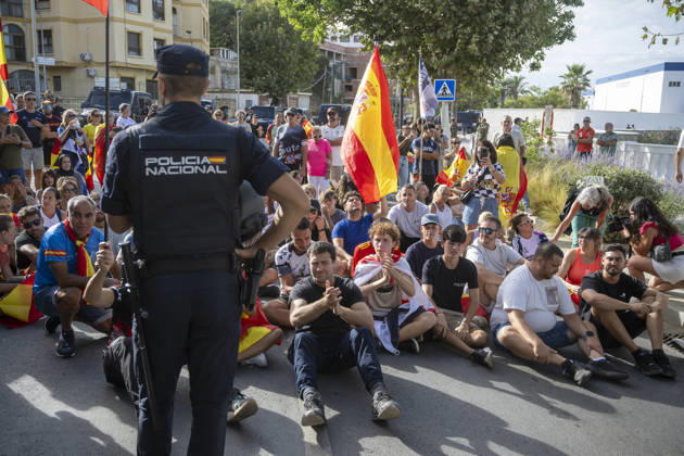 Protest Against Migrants in Ceuta: Several people during a demonstration to protest the situation caused by the mass arrival of migrants, on August 27, 2026, in Ceuta, Spain. Protesters attempted to block Red Cross volunteers from distributing food bags to migrants on Trampolín Beach and caused disturbances on Benítez Beach in Ceuta, which led to police charges, after they broke into the migrant encampments where people spend the night in the area and caused damage, including the burning of personal belongings. AUGUST 27, 2026 MIGRATION CRISIS Ceuta, Spain  Copyright: xMarcosxMorenox 7735016