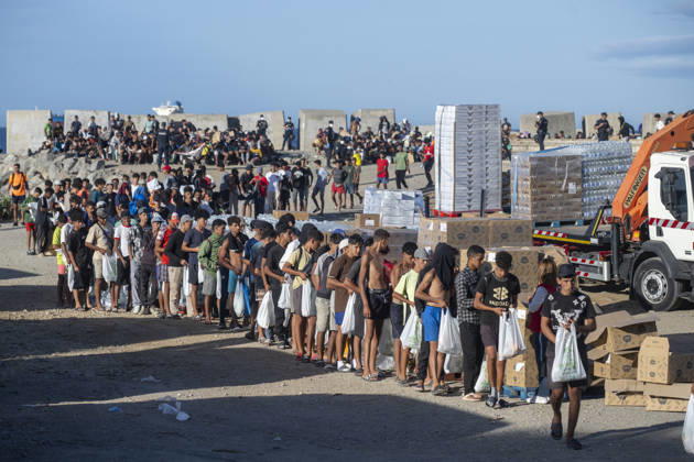 Protest Against Migrants in Ceuta: Migrants Line Up to Receive Humanitarian Aid, August 27, 2026, in Ceuta, Spain. Protesters have tried to block Red Cross volunteers from distributing food bags to migrants on Trampolín Beach and have caused disturbances on Benítez Beach in Ceuta, leading to police crackdowns, after they broke into the migrant encampments where people spend the night in the area and caused damage, including the burning of belongings. AUGUST 27, 2026 PIXELATED MIGRATION CRISIS Ceuta Ceuta, Spain  Copyright: xMarcosxMorenox 7735079