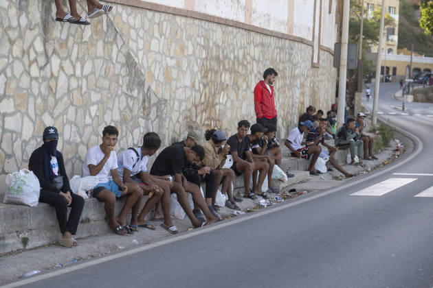 Protest Against Migrants in Ceuta: Migrants Line Up to Receive Humanitarian Aid, August 27, 2026, in Ceuta, Spain. Protesters have tried to block Red Cross volunteers from distributing food bags to migrants on Trampolín Beach and have caused disturbances on Benítez Beach in Ceuta, leading to police crackdowns, after they broke into the migrant encampments where people spend the night in the area and caused damage, including the burning of belongings. AUGUST 27, 2026 PIXELATED MIGRATION CRISIS Ceuta Ceuta, Spain  Copyright: xMarcosxMorenox 7735080