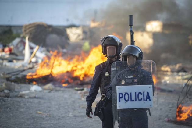 Protest Against Migrants in Ceuta: Police officers during a demonstration protesting the situation caused by the mass arrival of migrants, on August 27, 2026, in Ceuta, Spain. Protesters attempted to block Red Cross volunteers from distributing food bags to migrants on Trampolín Beach and caused disturbances on Benítez Beach in Ceuta, which led to police charges, after they broke into the migrant encampments where people spend the night in the area and caused damage, including the burning of personal belongings. AUGUST 27, 2026 PIXELATED MIGRATION CRISIS Ceuta Ceuta, Spain  Copyright: xMarcosxMorenox 7735055