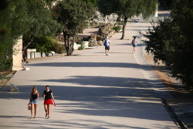 August 27, 2026, Athens, Greece: Tourists walk in the sun while visiting the Ancient Agora of Athens during hot summer weather. Athens Greece  - ZUMAthen 20260827_mda_x103_784 Copyright: xHarrisxXanthopoulosx
