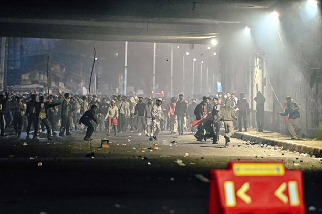 Protesters clash with security forces in Jakarta JAKARTA, INDONESIA, AUGUST 27, 2026: Protesters clash with security personnel stationed outside the DPR MPR complex during a demonstration calling for the eradication of corruption and the passage of the Asset Recovery Bill in Jakarta. Jakarta Indonesia Copyright: x xJNAxEDITORx xJNAxPressx