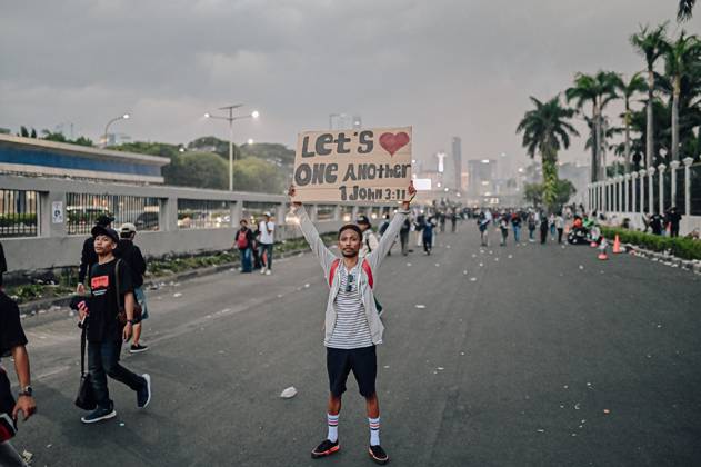 Protesters clash with security forces in Jakarta JAKARTA, INDONESIA, AUGUST 27, 2026: Protesters clash with security personnel stationed outside the DPR MPR complex during a demonstration calling for the eradication of corruption and the passage of the Asset Recovery Bill in Jakarta. Jakarta Indonesia Copyright: x xJNAxEDITORx xJNAxPressx