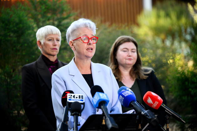 BIRD FLU PRESSER, NSW Minister for the Environment Penny Sharpe (centre) speaks to media during a press conference at Taronga Zoo, Sydney, Friday, August 28, 2026. The NSW Government has commenced a rollout of targeted vaccinations for vulnerable species of birds to help protect them against H5 avian influenza (bird flu). ( NO ARCHIVING SYDNEY NEW SOUTH WALES AUSTRALIA  Copyright: xBIANCAxDExMARCHIx 20260828164695256370
