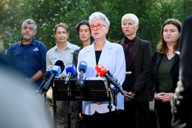 BIRD FLU PRESSER, (L-R) Australia™s Regent Honeyeater Recovery Advisor Mick Roderick, Taronga Veterinary Pathology Registrar Dr Karrie Rose, NSW Department of Climate Change, Energy, the Environment and Water Executive Director Conservation Programs Ingrid Emery, NSW Minister for the Environment Penny Sharpe, NSW Chief Veterinary Officer Dr Joanne Coombe, and NSW Minister for Agriculture Tara Moriarty during a press conference at Taronga Zoo, Sydney, Friday, August 28, 2026. The NSW Government has commenced a rollout of targeted vaccinations for vulnerable species of birds to help protect them against H5 avian influenza (bird flu). ( NO ARCHIVING SYDNEY NEW SOUTH WALES AUSTRALIA  Copyright: xBIANCAxDExMARCHIx 20260828172993280074