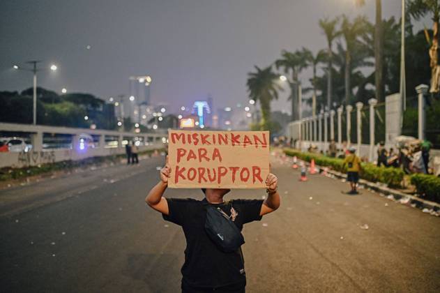 August 27, 2026, Jakarta, Indonesia: JAKARTA, INDONESIA, AUGUST 27, 2026: Protesters clash with security personnel stationed outside the DPR MPR complex during a demonstration calling for the eradication of corruption and the passage of the Asset Recovery Bill in Jakarta. Jakarta Indonesia - ZUMAq101 20260827_zna_q101_065 Copyright: xJnaxEditorx