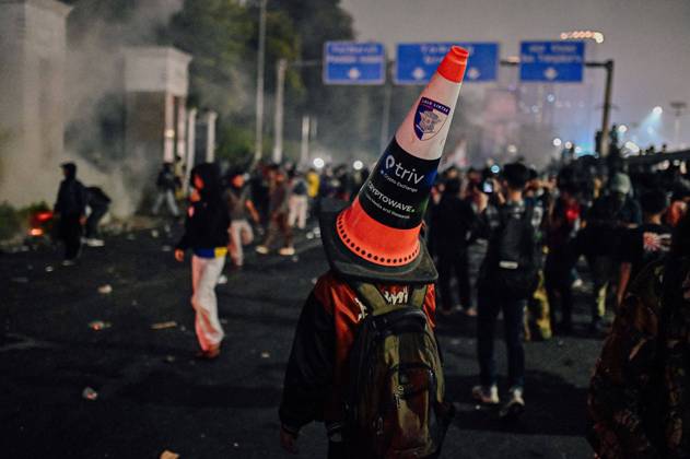 August 27, 2026, Jakarta, Indonesia: JAKARTA, INDONESIA, AUGUST 27, 2026: Protesters clash with security personnel stationed outside the DPR MPR complex during a demonstration calling for the eradication of corruption and the passage of the Asset Recovery Bill in Jakarta. Jakarta Indonesia - ZUMAq101 20260827_zna_q101_069 Copyright: xJnaxEditorx